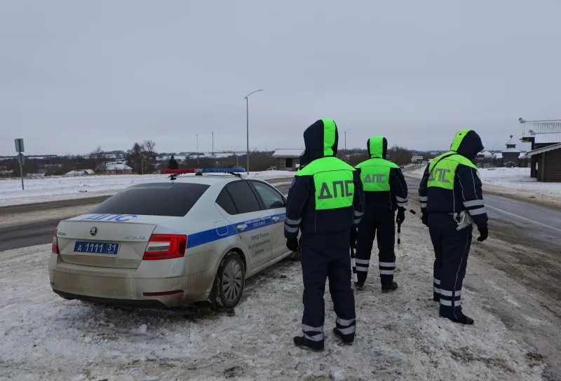 Los oficiales de la policía de tráfico bloquean una carretera cerca del lugar del accidente del avión de transporte militar ruso Ilyushin Il-76 fuera del pueblo de Yablonovo en la región de Belgorod, Rusia, el 24 de enero de 2024.