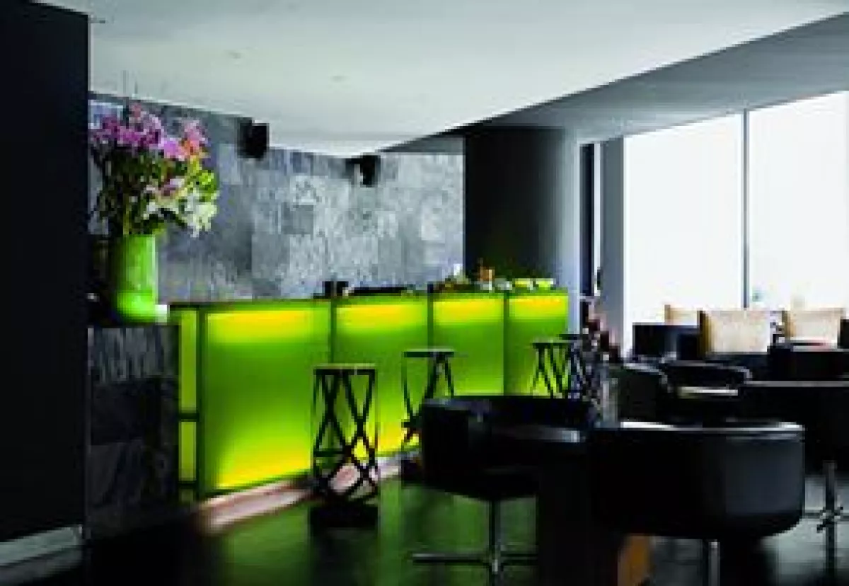 COSMOPOLITA. En el bar se reúnen locales y turistas para disfrutar originales cocteles.