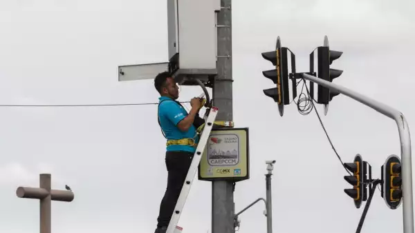 Un técnico revisa uno de los postes con cámaras del Centro de Atención a Emergencias y Protección Ciudadana de la Ciudad de México (CAEPCCM).