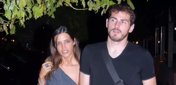 Sara e Iker caminando por Madrid.