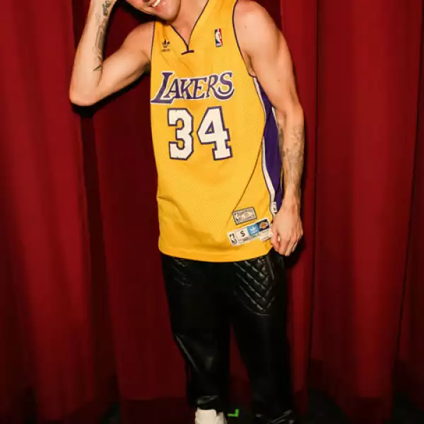 Aaron Carter demandó a su mamá y manager Jane luego de que asegurara le robó 100 mil dólares, producto de su carrera. Se dice que su hermano Nick Carter, de los Backstreet Boys, también perdió con ella después de esto.