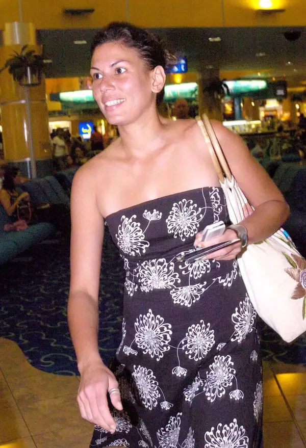 SARAH MARBECK LEAVING CAIRNS AIRPORT, QUEENSLAND, AUSTRALIA - 20 APR 2004