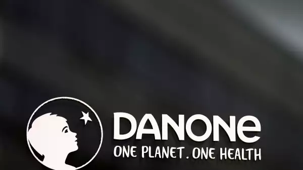 El logotipo del grupo alimentario francés Danone se ve en la sede de la empresa en Rueil-Malmaison, cerca de París, Francia, el 20 de febrero de 2022.