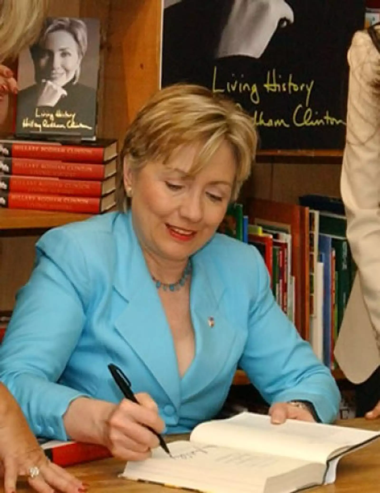 Los colores como el azul le favorecen, aunque su joyería a juego es demasiado convencional y no saca partido del outfit. Aquí, firmando autógrafos durante la presentación de su libro.