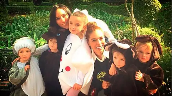 La conductoras, que además son grandes amigas, presumieron en redes sociales adorables fotografías de sus hijos listos para el festival navideño escolar.