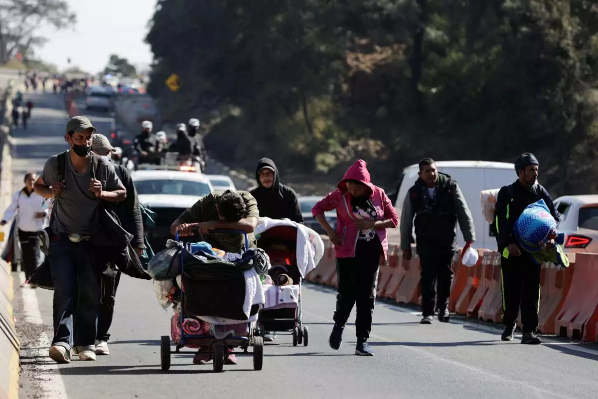 Caravana de migrantes caminan en la CDMX