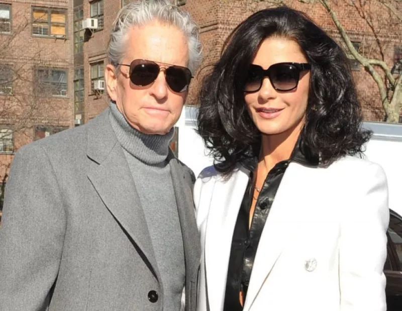 Celebridades como Hugh Hefner, Leo DiCaprio, Sean Penn y Michael Douglas, entre otros, han conquistado a mujeres más jóvenes que ellos, entérate de quiénes han durado pese a la diferencia de edad.