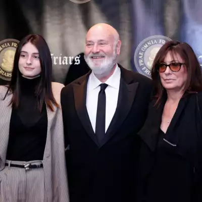 Foto de Rony Reiner, Rob Reiner y Michele Reiner durante una ceremonia en 2018