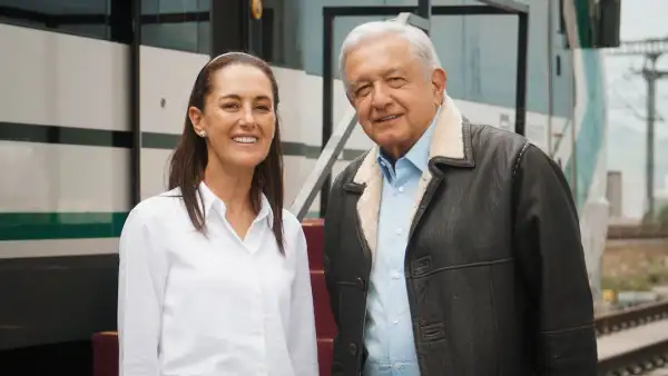 El expresidente Andrés Manuel López Obrador y la mandataria federal Claudia Sheinbaum Pardo durante la inauguración del Tren Insurgente en la estación Santa Fe. 