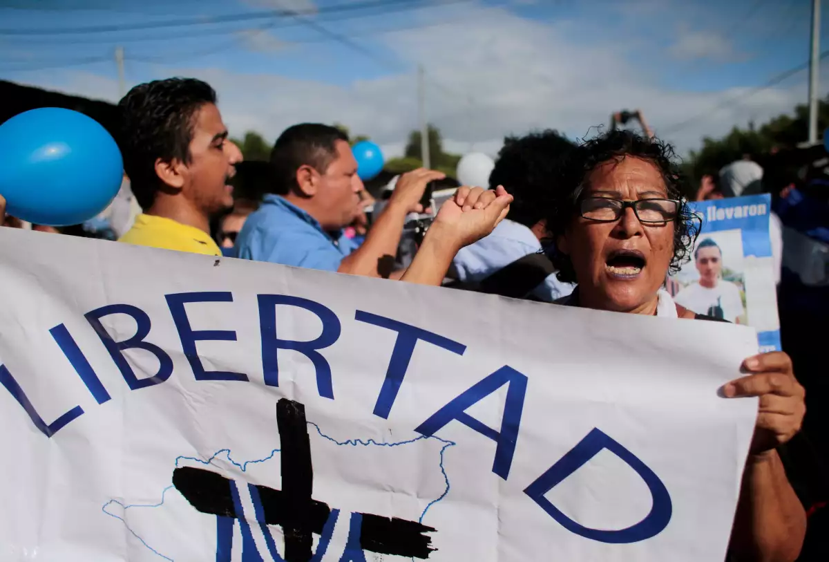 Una manifestante forma parte de una protesta afuera de la prisión  "La Modelo" para exigir la liberación de los presos político en Nicaragua. 