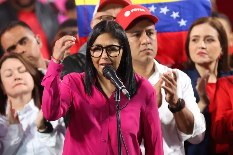 El presidente interino de Venezuela, Delcy Rodríguez, pronuncia un discurso tras la aprobación de la Reforma de la Ley Orgánica sobre Hidrocarburos fuera del Palacio Presidencial de Miraflores en Caracas el 29 de enero de 2026.