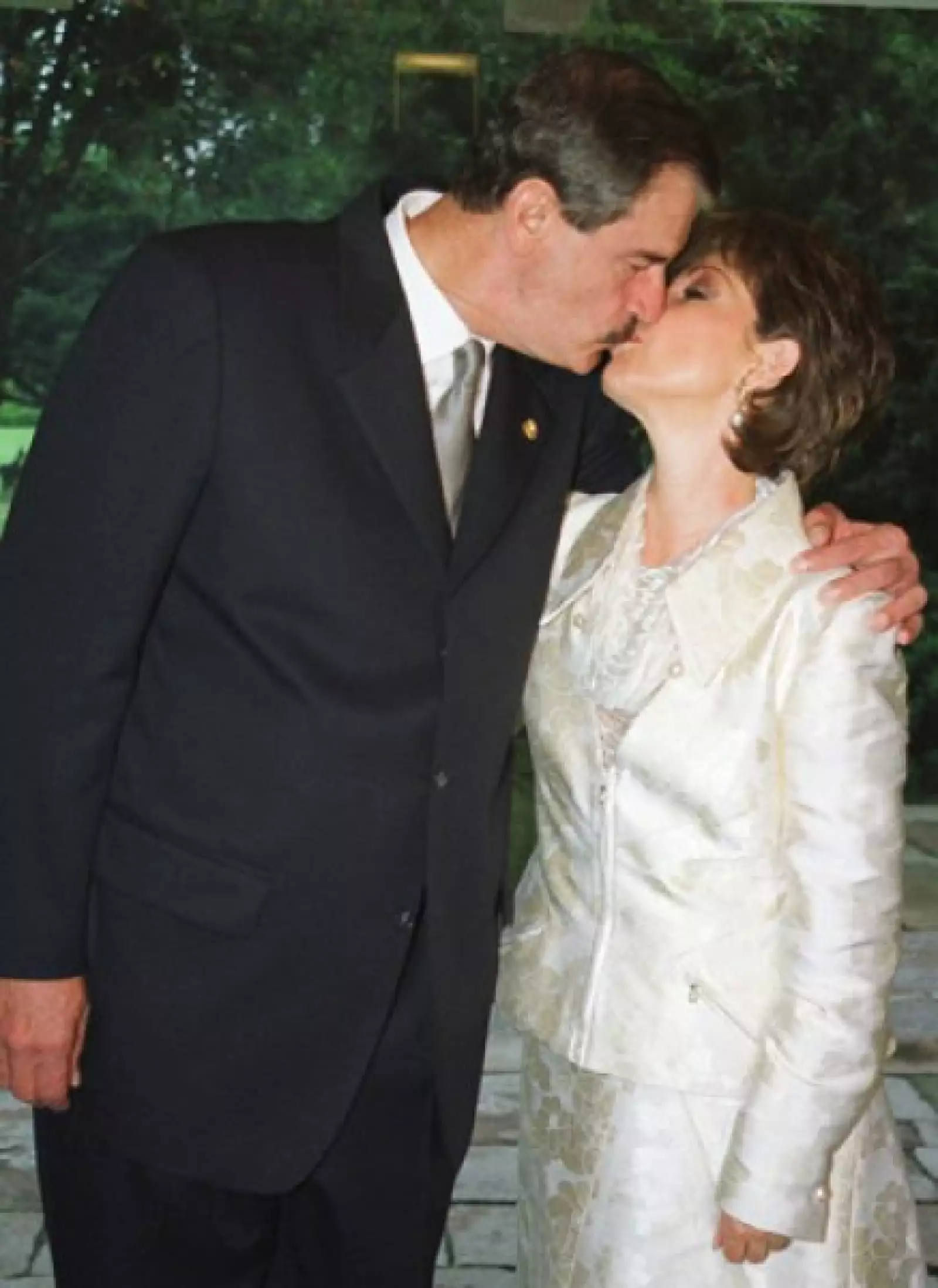 En 2 de julio de 2001, la pareja se casó por lo civil en la residencia de Los Pinos. Al final de la ceremonia, los recién casados sellaron su compromiso con un beso.