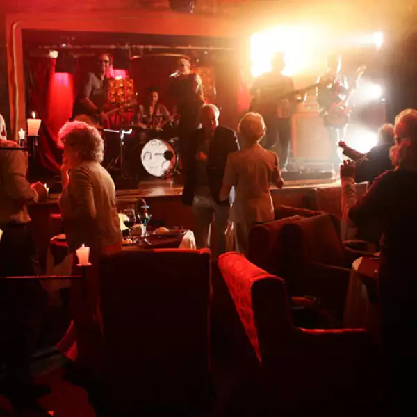 La filmación del primer sencillo de su álbum Regular Weird People, dio inicio a las 8 de la mañana y duró todo el día.