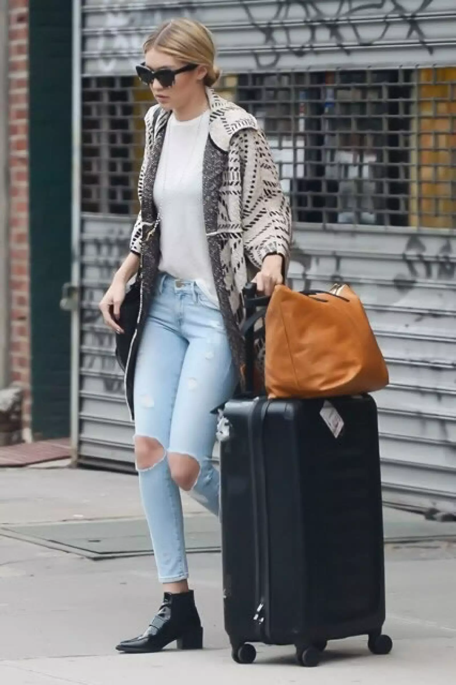 Las piezas de Tory Burch son elementales tanto en la red carpet como en el street style, así como lo comprueba Gigi Hadid al llevar un saco maxi de jacquard.