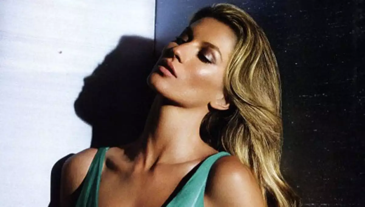 La top model reveló dio a luz en la bañera de un penthouse; además regresó a trabajar y posó para una campaña que pronto estará dándose a conocer.