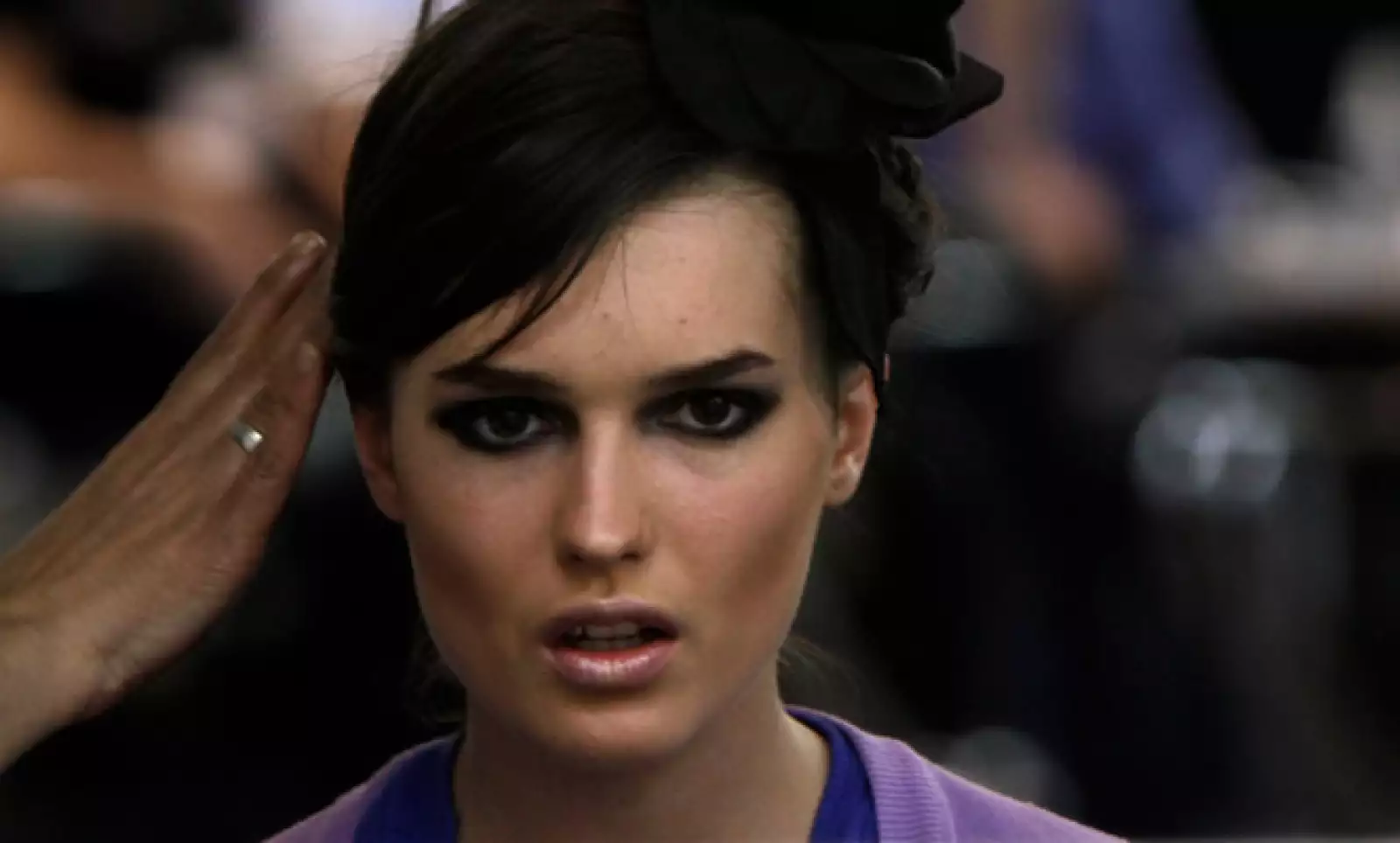 Una modelo se prepara justo antes de salir en el desfile.