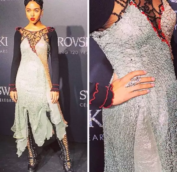 En el evento lució increíble con un vestido negro y plateado de encaje.