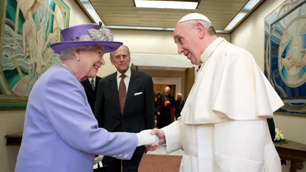 Pope John Paul II exchanges gifts with Queen Elizabeth of England and her husband Prince Philip, Rome, Italy - 03 Apr 2014
