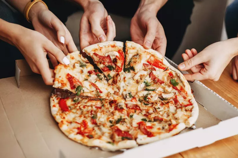 Alsea desarrollará en exclusiva la marca Domino's en Uruguay (Pizza rebanada)