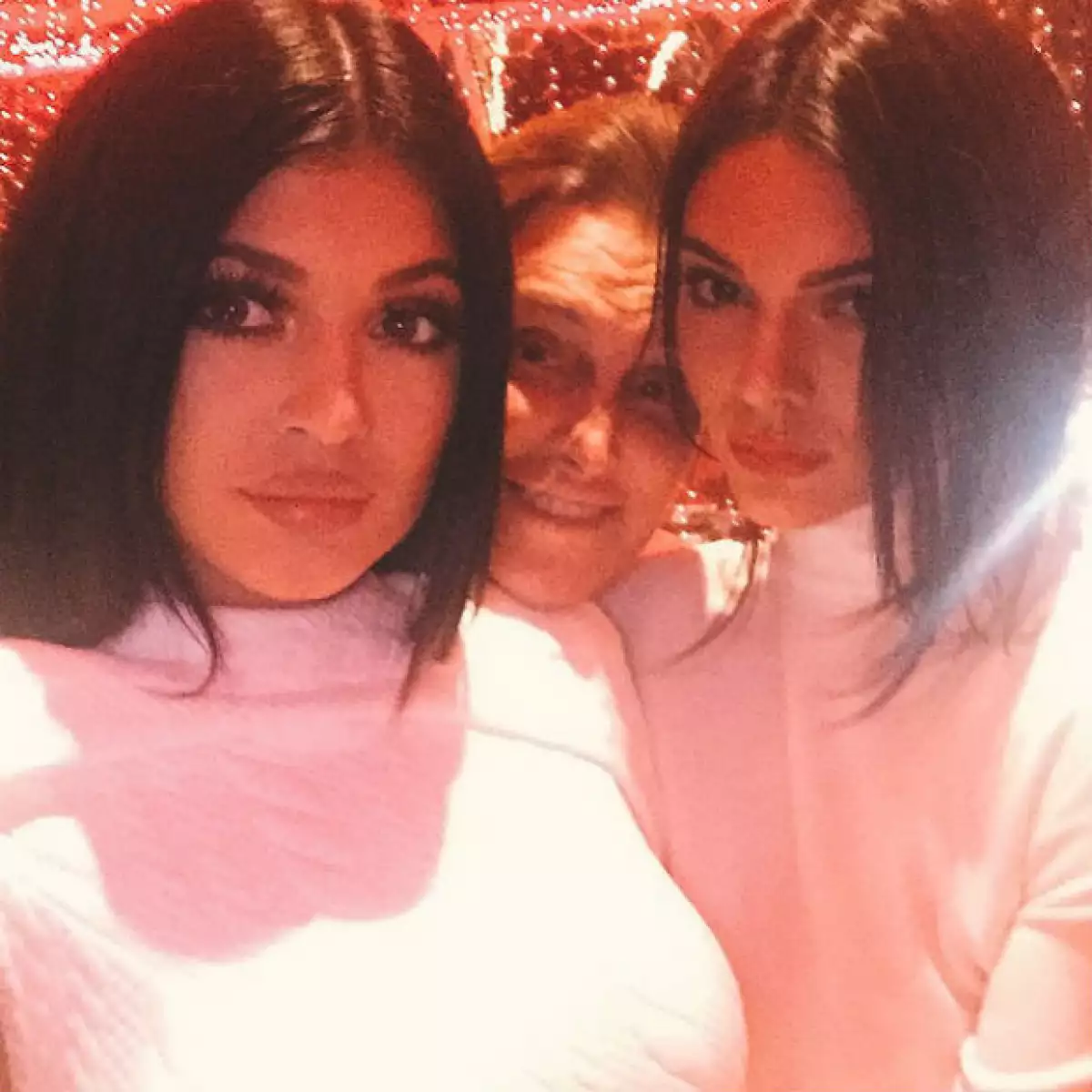 Kendall y Kylie optaron por looks similares para el festejo.