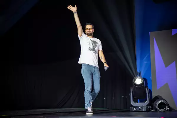Foto del actor Antony Starr saludando con la mano en alto al entrar al escenario del Thunder Stage del CCXP México 2024.