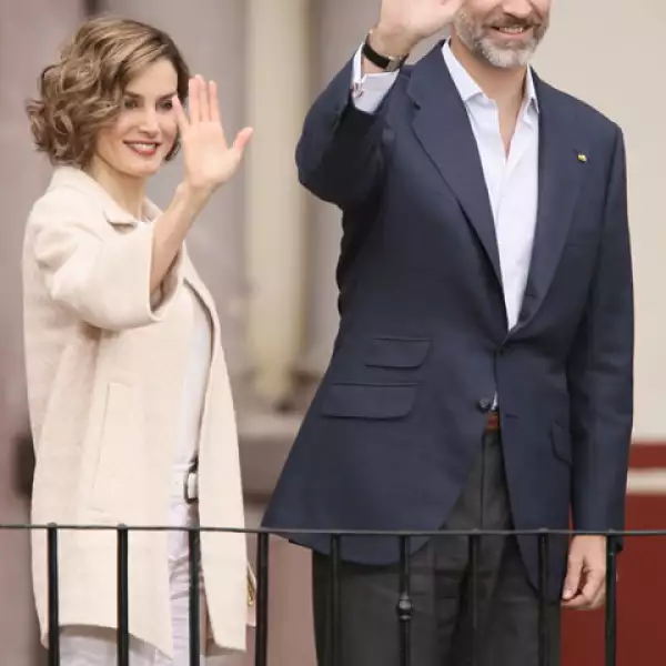 Letizia y Felipe de España saludan a los presentes en el museo.