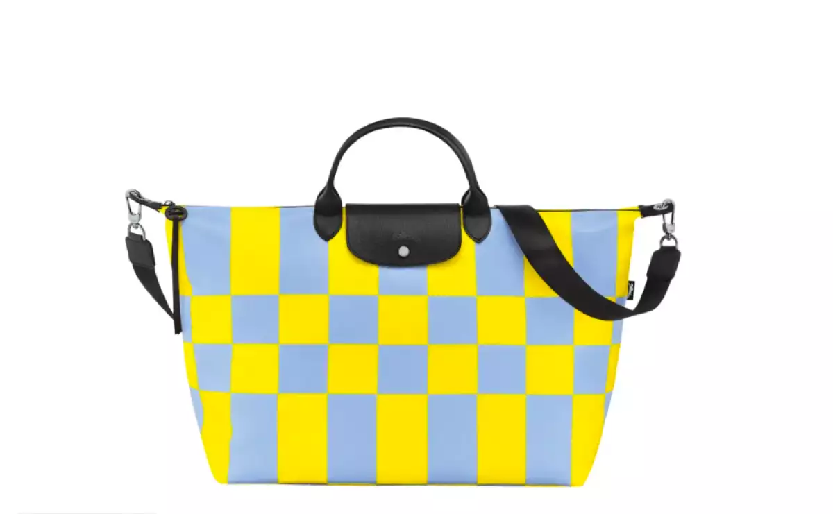 bolso de viaje long champ, el estampado es de cuadrados de colores azul y amarillo brillantes intercalados.