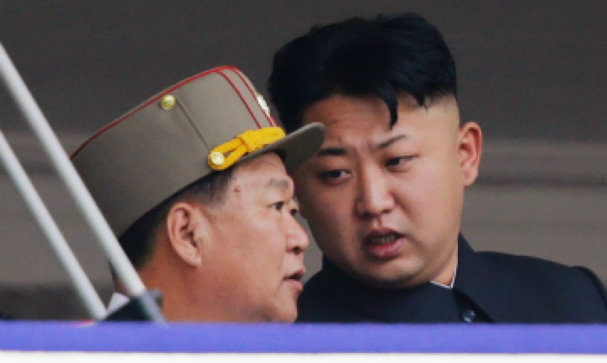Esta foto de abril de 2015 muestra a Choe Ryong Hae hablando con Kim Jong Un. (Foto: Reuters)