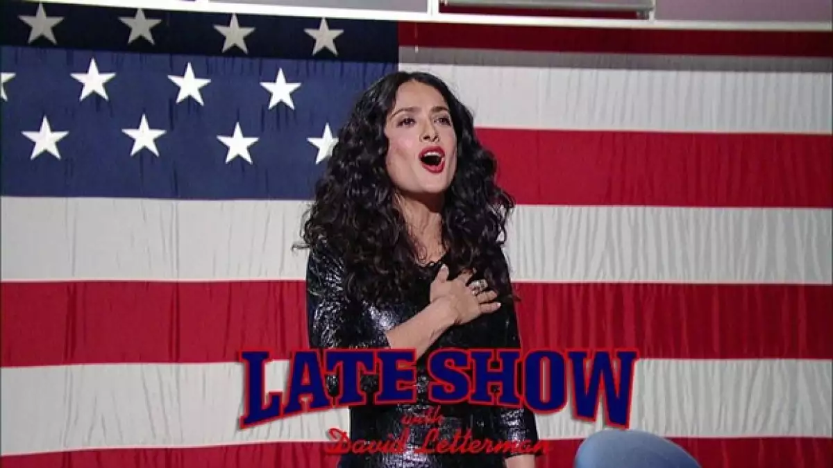 La actriz acudió al programa de David Letterman, donde demostró que se sabe toda la letra de `The Star-Spangled Banner´ a la perfección, sin embargo, con el de México optó por no cantarlo completo.
