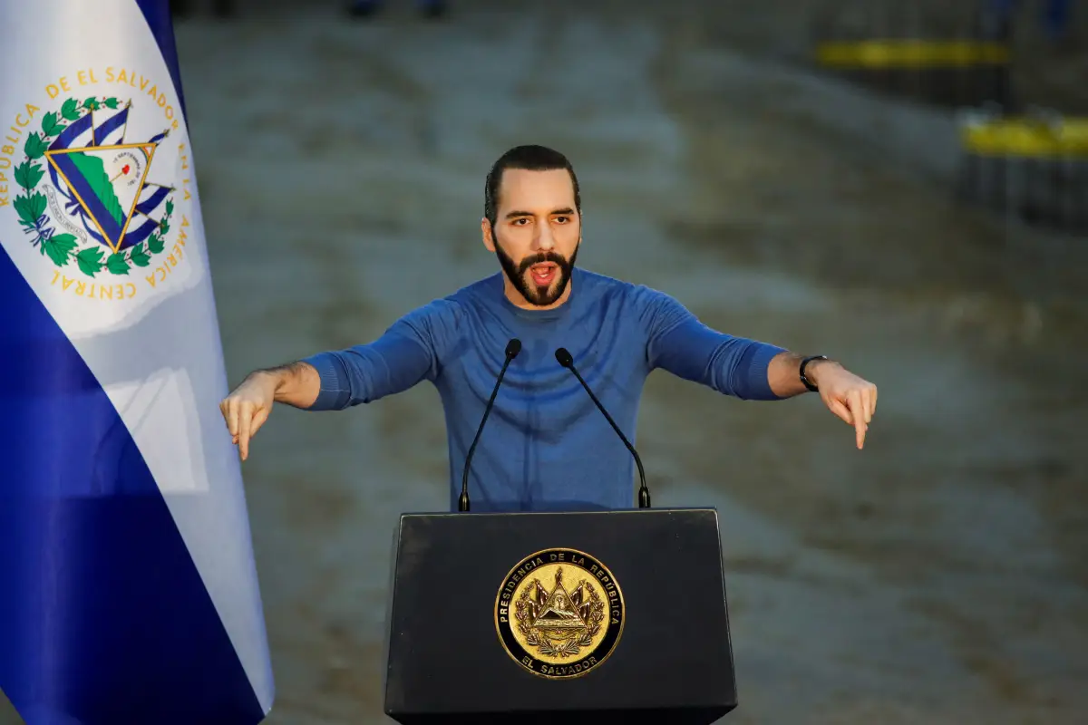 El presidente de El Salvador, Nayib Bukele, habla durante una ceremonia para poner la primera piedra de un nuevo hospital público, en San Salvador, El Salvador. 