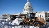 Un trabajador limpia la nieve fuera del Capitolio de los Estados Unidos en Washington, DC, el 2 de febrero de 2026. U