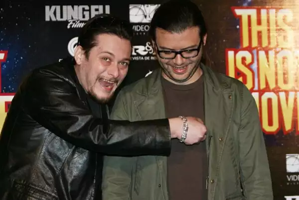 Olallo Rubio (der) hizo buena química con el actor Edward Furlog (izq).
