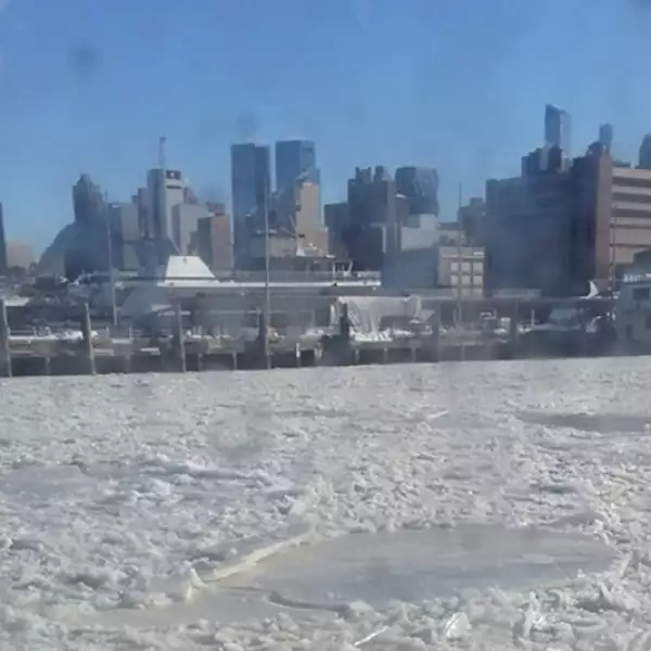 El frio congela el rio Hudson en EU