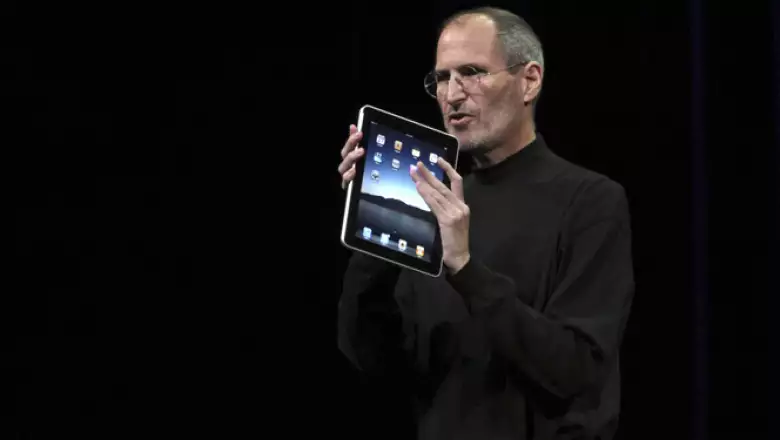 La firma tecnológica, Apple, lanzó este miércoles su dispositivo iPad. Mezcla las funciones de una Macbook con la movilidad de un iPhone, aseguró el CEO de Apple, Steve Jobs.