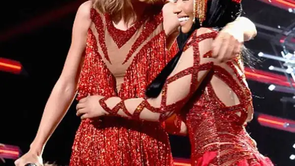 Para el par de celebs era momento de arreglar las cosas y qué mejor que hacerlo en el escenario de los VMAs, cantando y dejando en claro que seguirán siendo amigas.