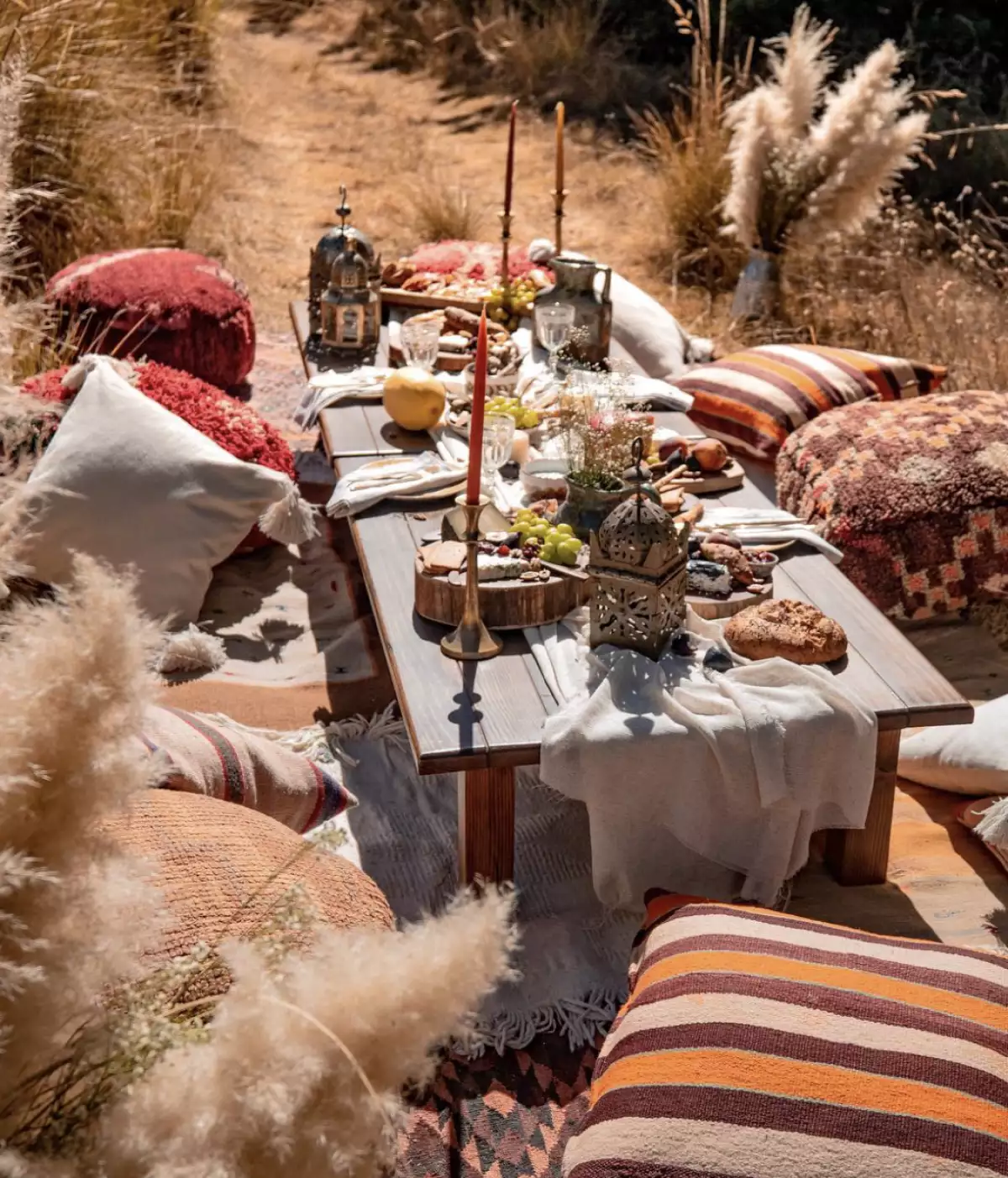 Pic nic con cojines coloridos y mesa con velas