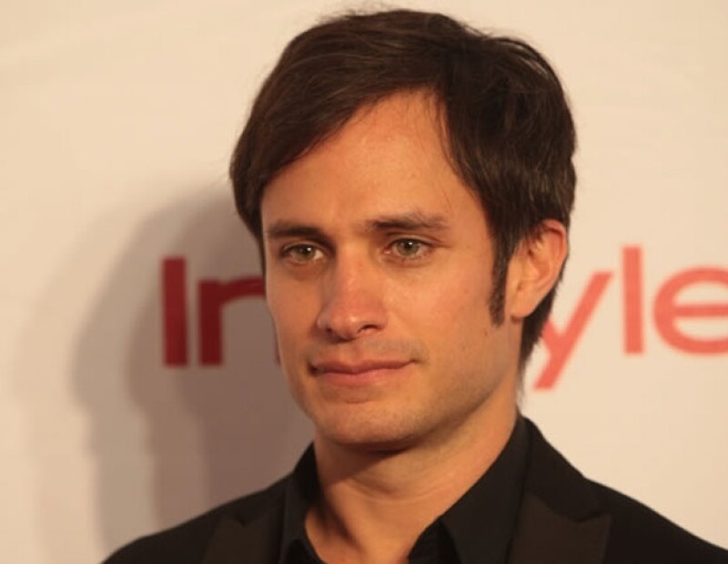 El actor respondió amablemente a las muestras de afecto del público, saludó con cariño de mano a algunos y se tomó fotos por más de cinco minutos con las fanáticas que emocionadas lo miraban.