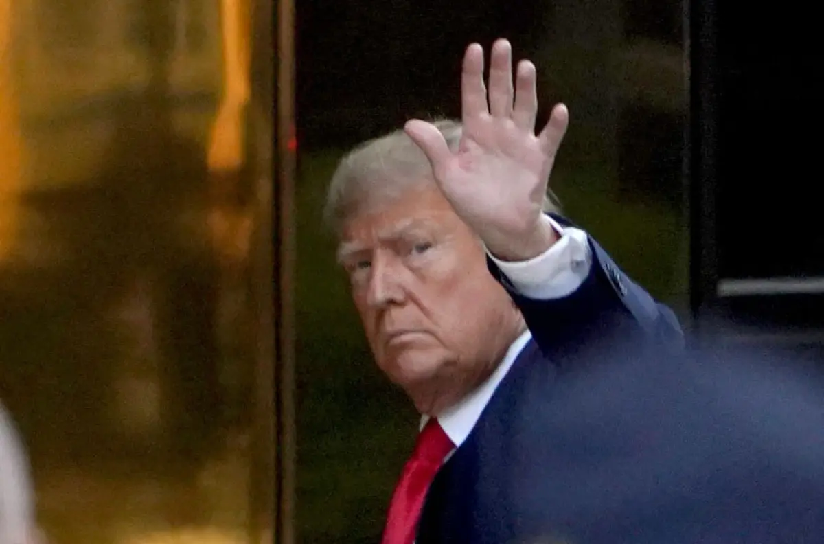 El expresidente de los Estados Unidos, Donald Trump, llega a la Trump Tower, luego de su acusación por parte de un gran jurado de Manhattan luego de una investigación sobre el dinero pagado para silenciar a la estrella porno Stormy Daniels, en la ciudad de Nueva York, EE. UU., el 3 de abril de 2023. 