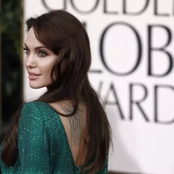 Angelina se vio recatada al frente, pero atrás vimos su espalda descubierta, incluyendo uno de sus tatuajes.