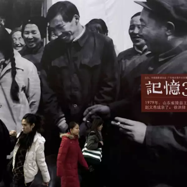 Algunos ciudadanos chinos hacen sus compras en la cadena de tiendas estadounidense Wal-Mart.