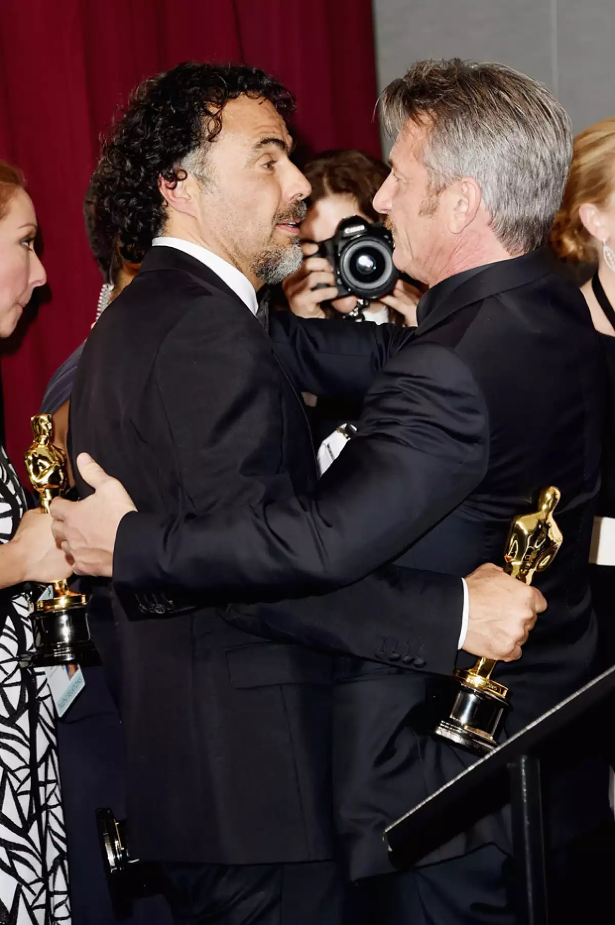 Alejandro González Iñárritu intercambiando palabras en el Oscar 2015 con Sean Penn.