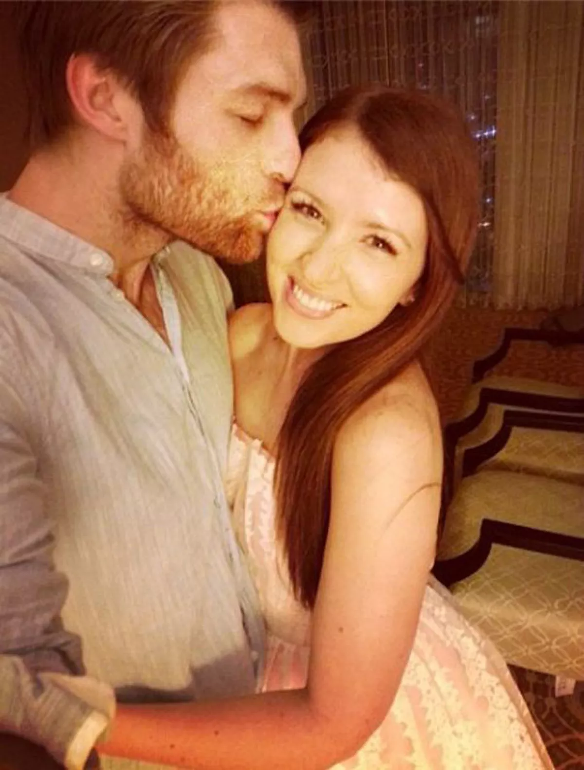 Liam McIntyre y Erin Hasan.