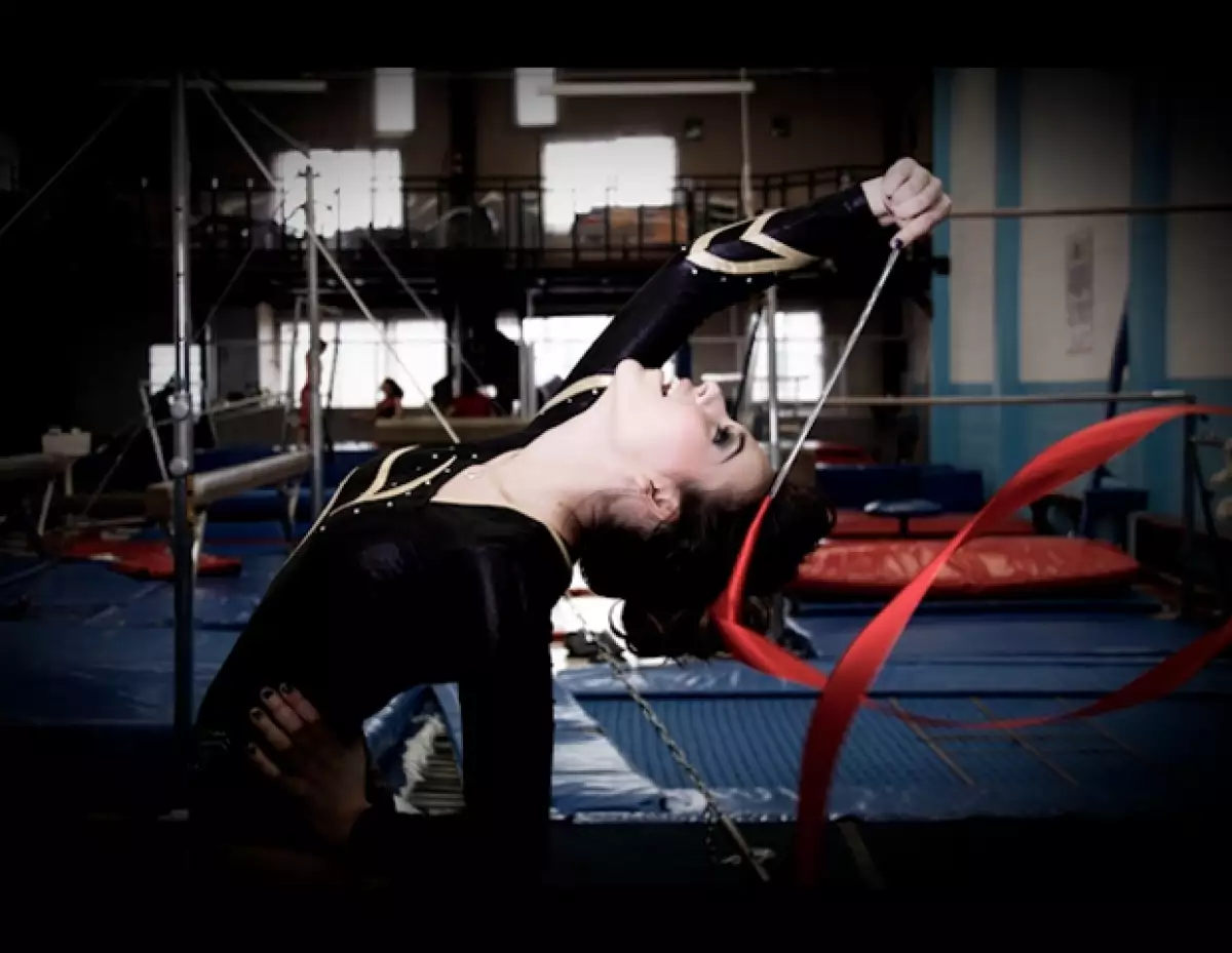A pesar de sólo haber tenido una clase de gimnasia en su vida, la actriz tomó el listón y la viga como toda una profesional.