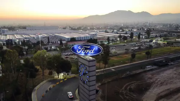 Foto de un edificio con el logo de Ford en la cima. (Imagen principal del artículo 'El arancel que parecía improbable y ahora amenaza un millón de empleos autromotrices')