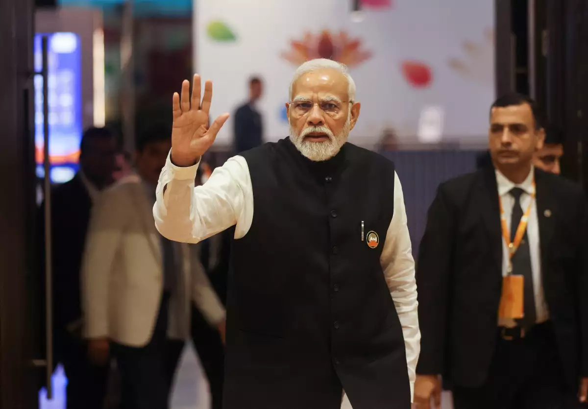 El primer ministro indio, Narendra Modi, saluda mientras visita el Centro Internacional de Medios, el segundo día de la cumbre del G20 en Nueva Delhi, India, el 10 de septiembre de 2023.