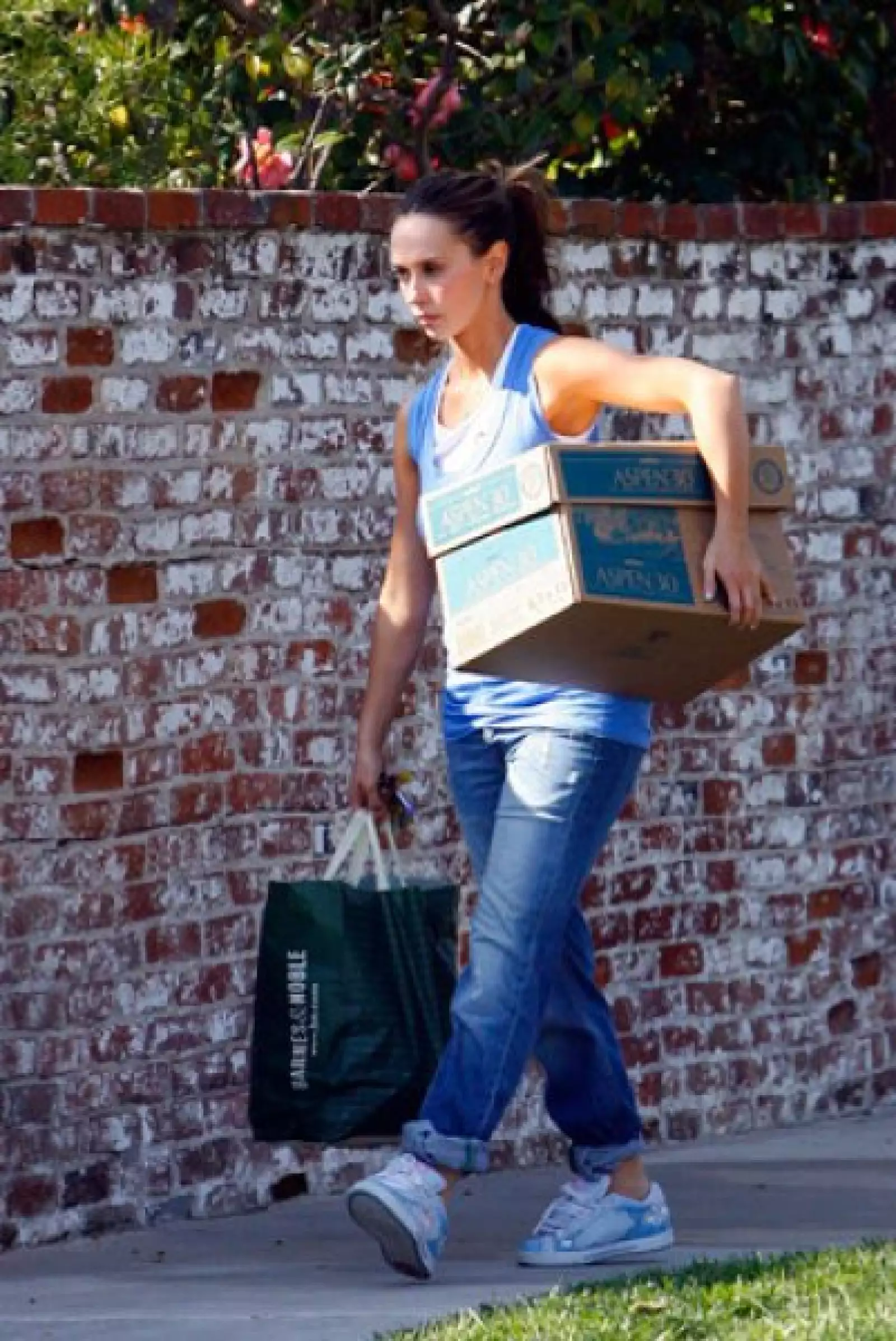 Cómodamente, Jennifer Love Hewitt va hacer unas diligencias cerca de su casa en Los Ángeles, California.