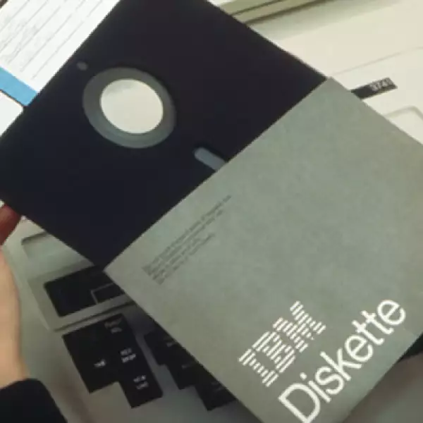 La empresa creó el ‘floppy disk’, el cual hizo (que) el proceso de almacenaje de datos más accesible para el usuario final.
