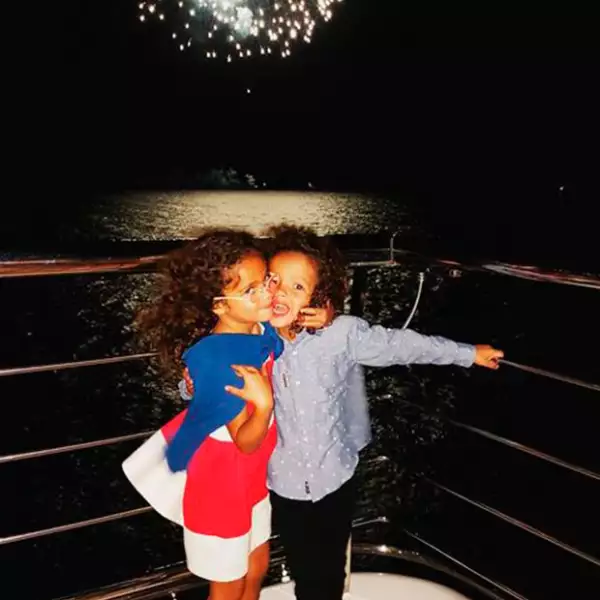 Moroccan y Monroe, hijos de Mariah, disfrutaron de un espectáculo de pirotecnia.