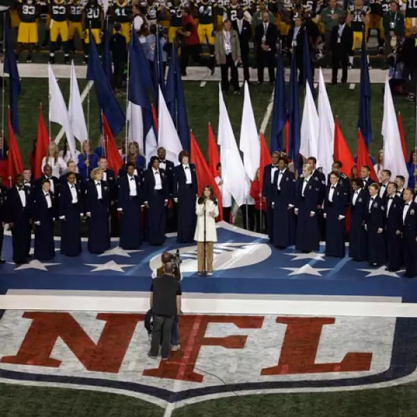 La actriz Lea Michele cumplió las expectativas de la concurrencia al Super Bowl XLV, cuando se presentó para entonar el himno informal de los Estados Unidos, antes de arrancar la competencia.