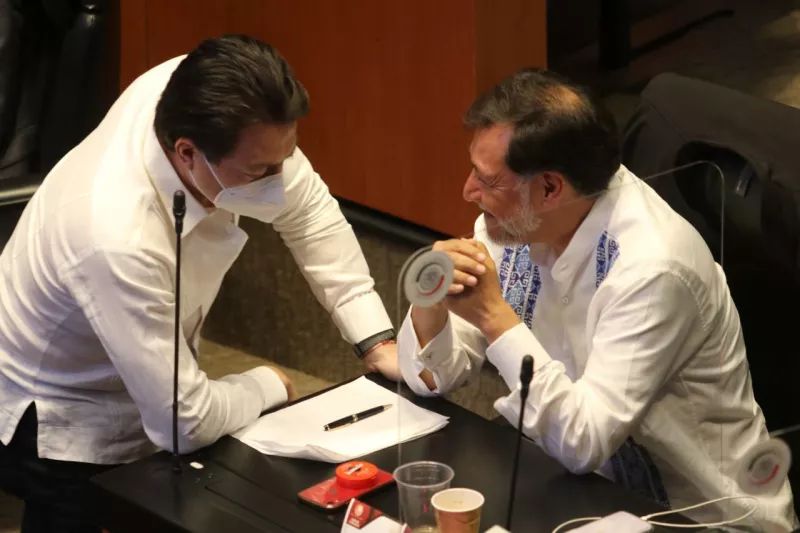 Los diputados Mario Delgado y y Noroña conversaron durante la Sesión de la Comisión Permanente en el Senado de la República